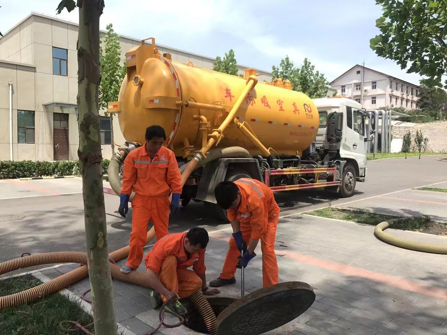 马鞍山管道疏通车停在窨井附近