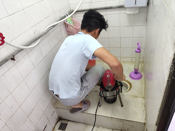 马鞍山管道堵塞冒臭气 专业师傅现场解决问题